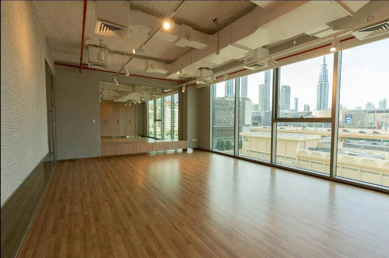 Luxury 3 Bedroom Corner Apartment - Stunning 270 Degrees Views - Burj & Fountain Views! 3 Balconies, 5 Minute Walk To Dubai Mall, Great Gym, Yoga Room