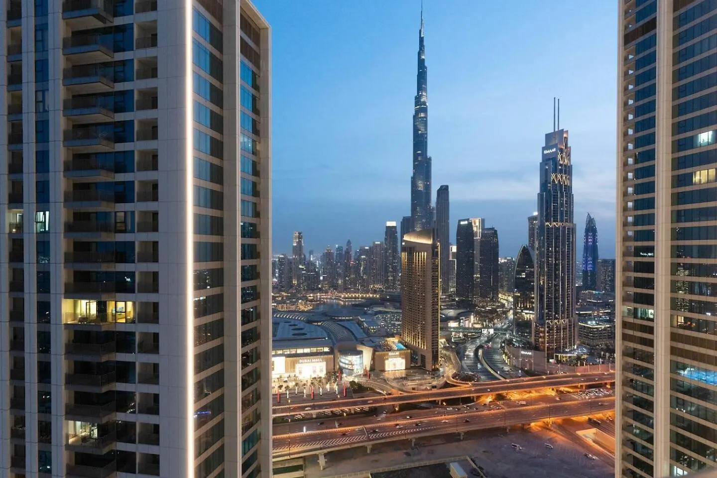 Luxury 3 Bedroom Corner Apartment - Stunning 270 Degrees Views - Burj & Fountain Views! 3 Balconies, 5 Minute Walk To Dubai Mall, Great Gym, Yoga Room