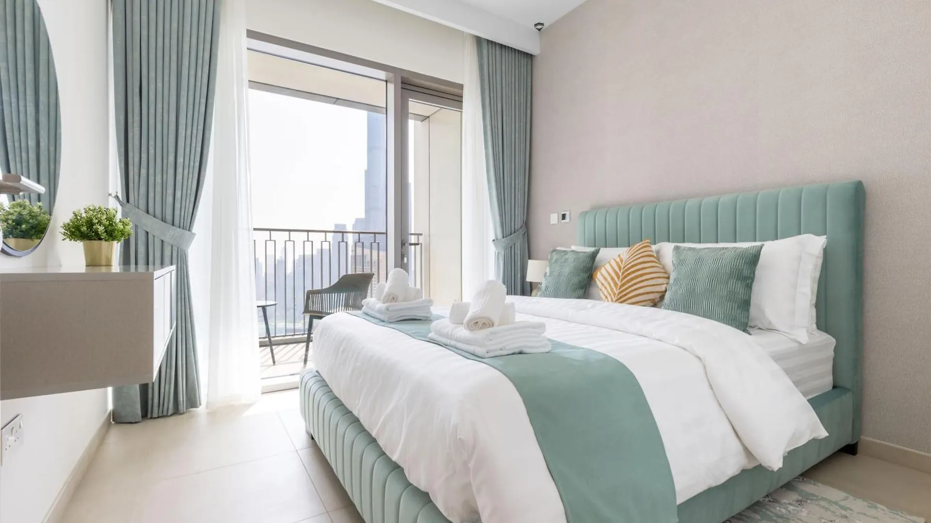 Luxury 3 Bedroom Corner Apartment - Stunning 270 Degrees Views - Burj & Fountain Views! 3 Balconies, 5 Minute Walk To Dubai Mall, Great Gym, Yoga Room