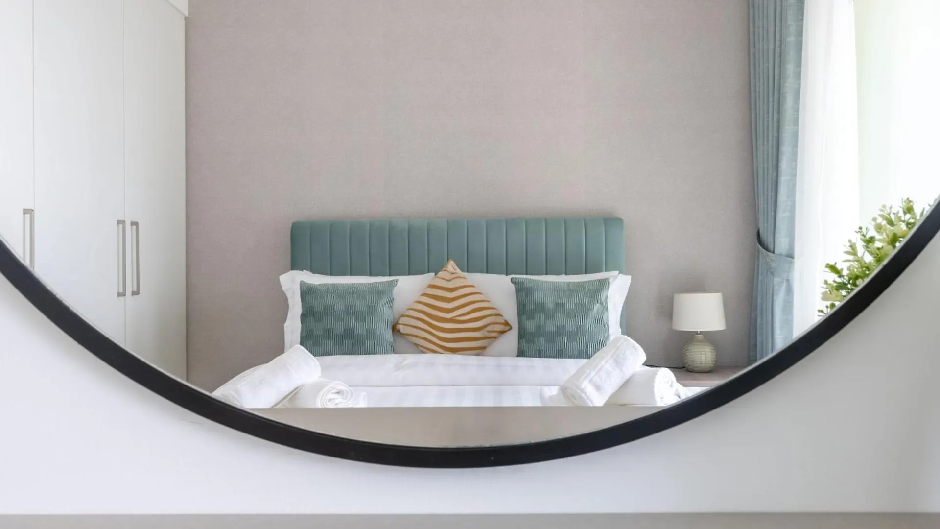 Luxury 3 Bedroom Corner Apartment - Stunning 270 Degrees Views - Burj & Fountain Views! 3 Balconies, 5 Minute Walk To Dubai Mall, Great Gym, Yoga Room