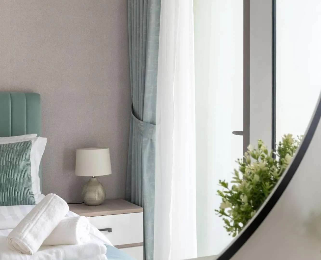 Luxury 3 Bedroom Corner Apartment - Stunning 270 Degrees Views - Burj & Fountain Views! 3 Balconies, 5 Minute Walk To Dubai Mall, Great Gym, Yoga Room