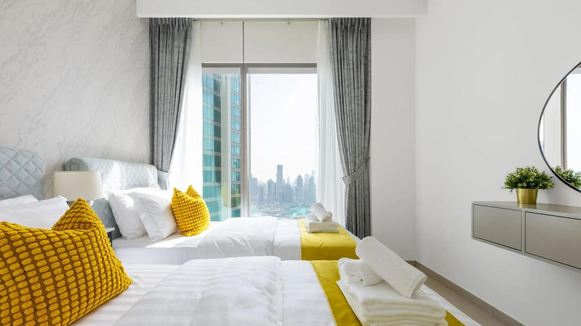 Luxury 3 Bedroom Corner Apartment - Stunning 270 Degrees Views - Burj & Fountain Views! 3 Balconies, 5 Minute Walk To Dubai Mall, Great Gym, Yoga Room