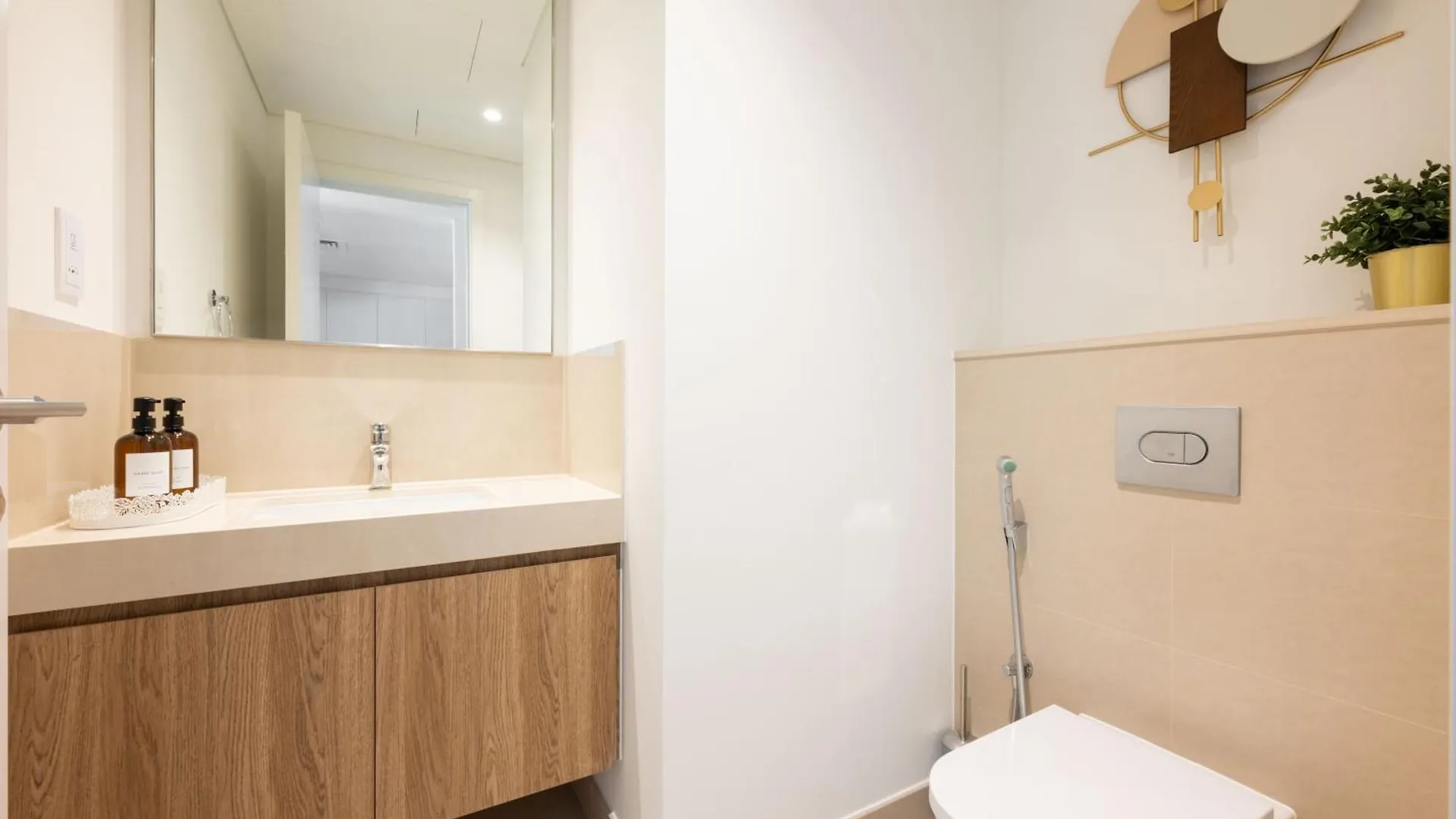Luxury 3 Bedroom Corner Apartment - Stunning 270 Degrees Views - Burj & Fountain Views! 3 Balconies, 5 Minute Walk To Dubai Mall, Great Gym, Yoga Room