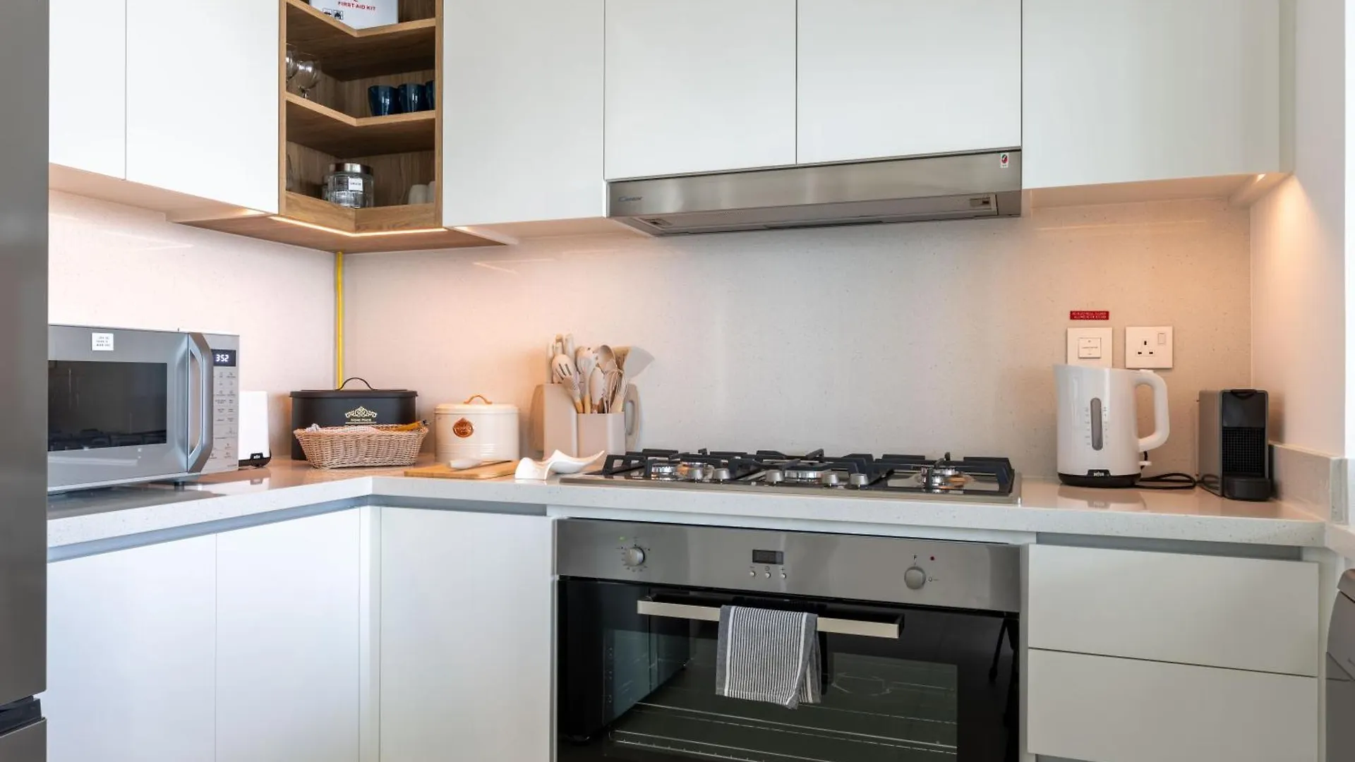 Luxury 3 Bedroom Corner Apartment - Stunning 270 Degrees Views - Burj & Fountain Views! 3 Balconies, 5 Minute Walk To Dubai Mall, Great Gym, Yoga Room