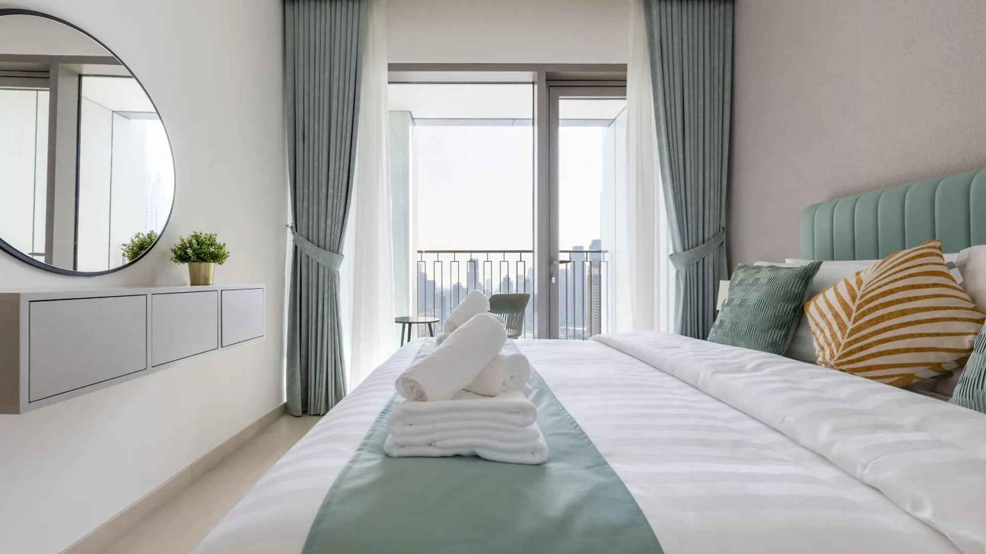 Luxury 3 Bedroom Corner Apartment - Stunning 270 Degrees Views - Burj & Fountain Views! 3 Balconies, 5 Minute Walk To Dubai Mall, Great Gym, Yoga Room