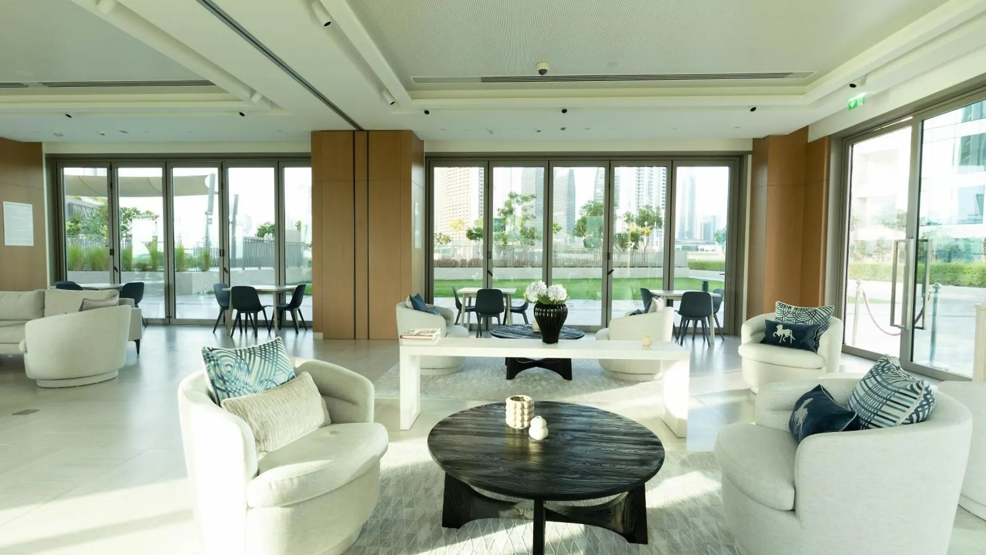 Luxury 3 Bedroom Corner Apartment - Stunning 270 Degrees Views - Burj & Fountain Views! 3 Balconies, 5 Minute Walk To Dubai Mall, Great Gym, Yoga Room