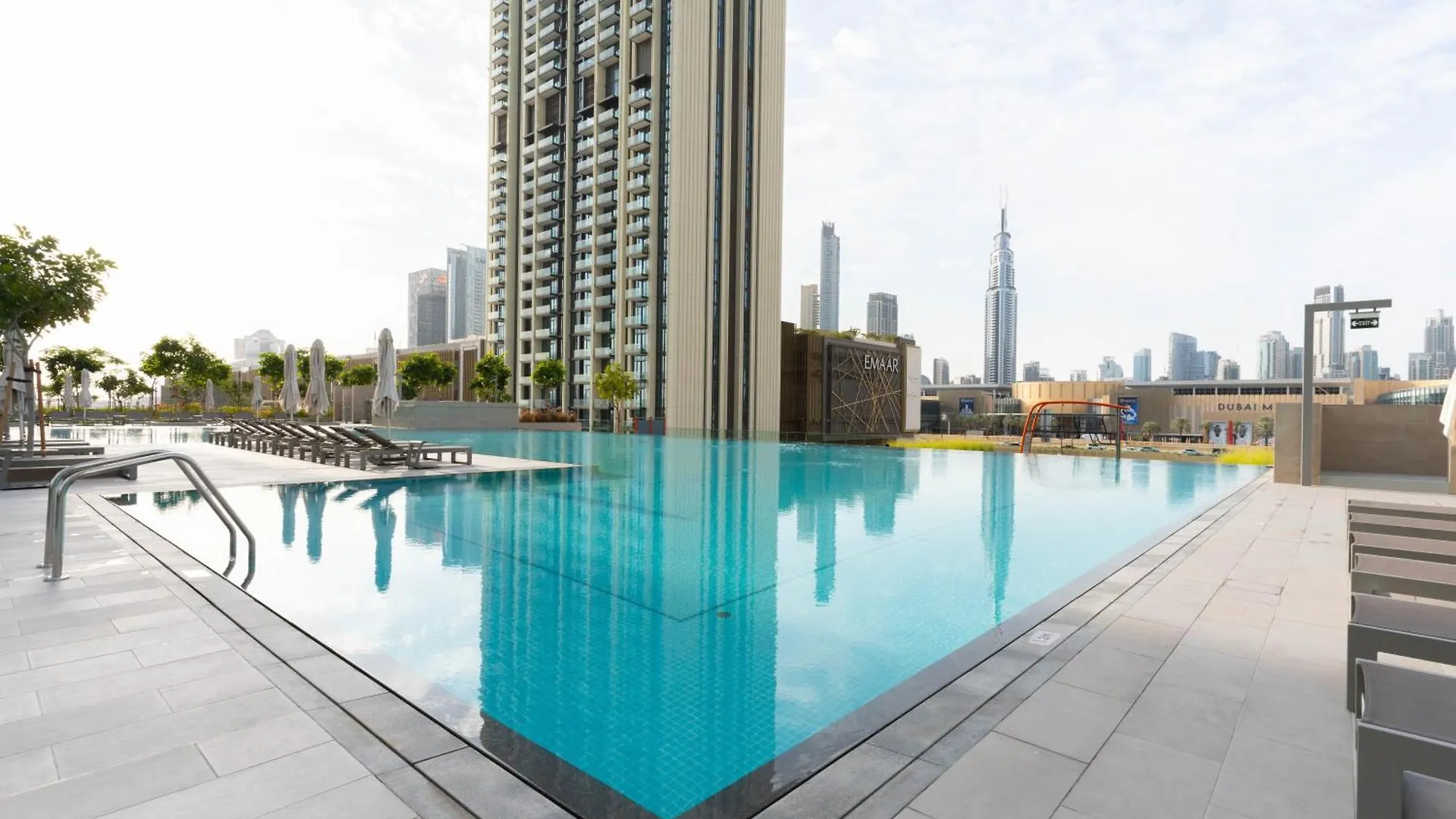 Luxury 3 Bedroom Corner Apartment - Stunning 270 Degrees Views - Burj & Fountain Views! 3 Balconies, 5 Minute Walk To Dubai Mall, Great Gym, Yoga Room